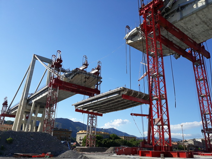 Demolizione Ponte Morandi: giù la trave tra le pile 10 e 11