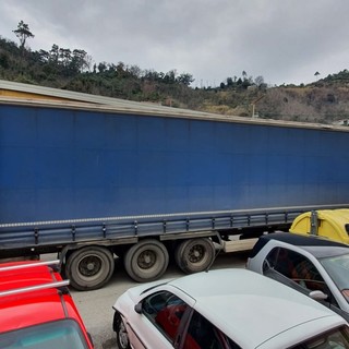 Pegli, i tormenti di via Cassanello alta fra traffico, inquinamento e degrado