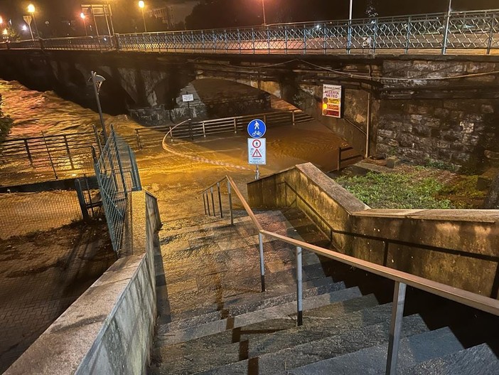 Maltempo, esonda nella notte il fiume Entella: polemiche sui nuovi pennelli per la difesa del litorale