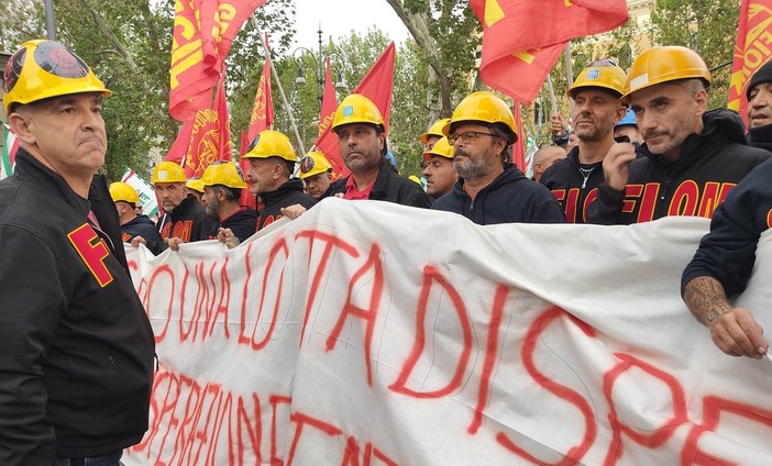 Ex Ilva, lavoratori in protesta a Roma: “Basta cassa integrazione” (Foto e Video)