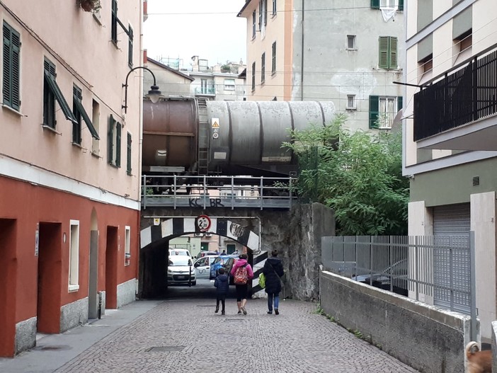 Ferrocisterne in mezzo alle case di Pegli, si va verso una soluzione