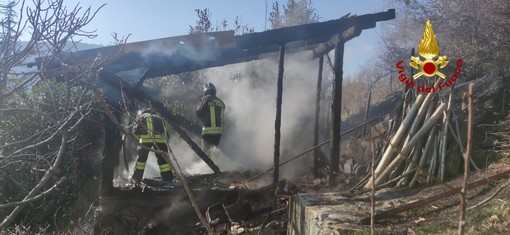 Una baracca prende fuoco a Casella, nessun ferito