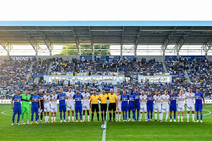 Samp e Carl Zeiss Jena insieme prima del fischio d'inizio (Foto dalla pagina Facebook U.C. Sampdoria)