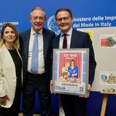 Da sinistra: Fausta Bergamotto (Sottosegretario di Stato con delega alla Filatelia), Adolfo Urso (Ministro del MIMIT) e Alessio Bruschetta (Amministratore Delegato di Eridania)