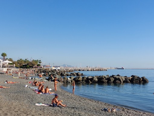 Furto in spiaggia a Pegli: rubati portafogli a due anziane