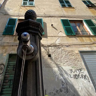 Introvabili, non censite, spesso rotte: il vergognoso stato delle fontanelle di Genova