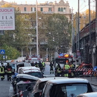 Fuga di gas in via Buranello, in corso i lavori dei vigili del fuoco