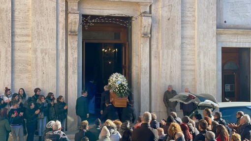 Pontedecimo, una folla di amici e parenti saluta per l’ultima volta Giulia Donato (Video)