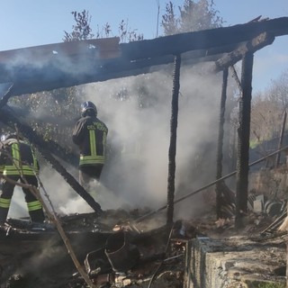 Una baracca prende fuoco a Casella, nessun ferito