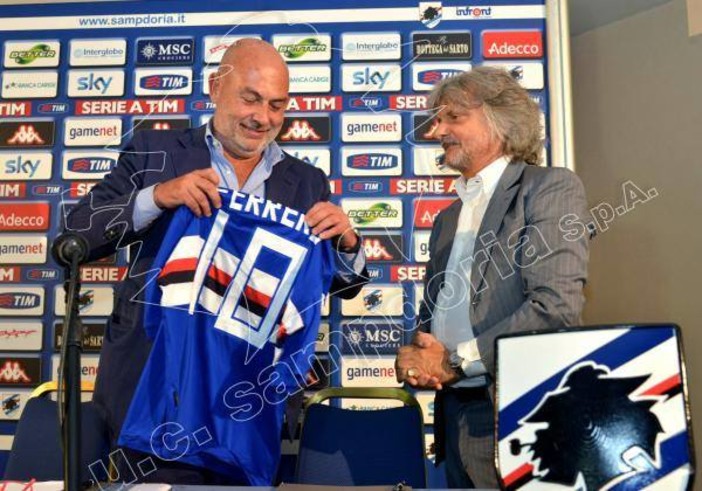 Giugno 2014: Garrone consegna la maglia blucerchiata a Massimo Ferrero (foto Facebook UC Sampdoria)