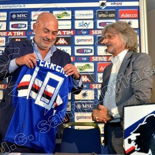 Giugno 2014: Garrone consegna la maglia blucerchiata a Massimo Ferrero (foto Facebook UC Sampdoria)