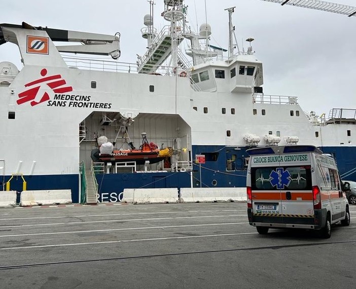 Geo Barents a Genova, completato lo sbarco dei migranti recuperati a largo della Libia