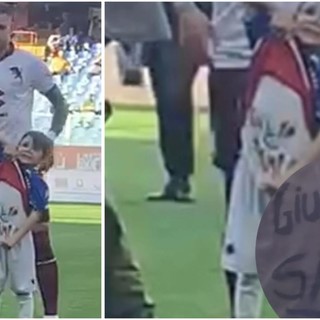 &quot;Giù le mani dalla Samp&quot;, il piccolo Mattia a difesa della squadra del cuore: la scritta sotto la maglia mostrata in mezzo al campo (FOTO)