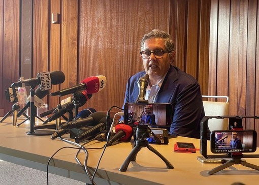 Giovanni Toti in conferenza stampa all'NH Hotel di Genova