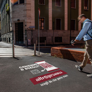 Graffiti green sul marciapiede, una nuova forma di comunicazione che approda su trenta strade di Genova