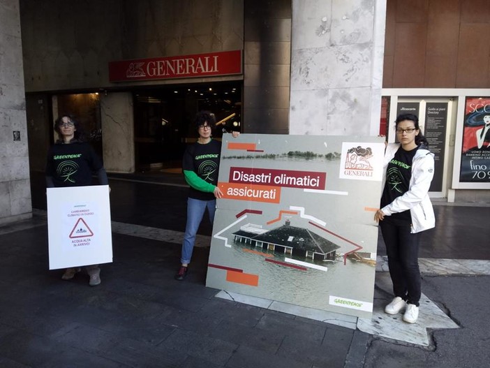 “Cambiamenti climatici in corso”: Greenpeace in piazza a Genova per chiedere a Generali di diventare leader contro i cambiamenti climatici