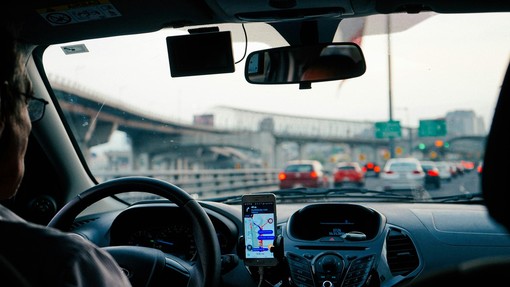 Nuovo Codice della Strada, a Genova una stretta su guida in stato di ebbrezza, precedenza ai pedoni e cellulare al volante