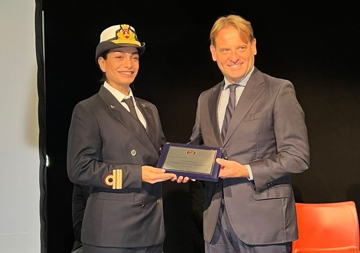 Graduation Day all’Accademia Marina Mercantile, l’assessore Scajola premia la prima allieva donna direttore di macchina