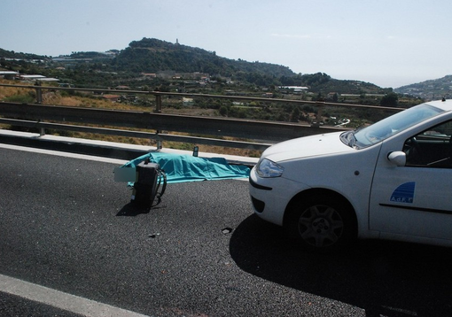 Il motore si guasta, ma sull'autostrada più cara d'Italia la corsia di emergenza non c'è: due uomini travolti e uccisi