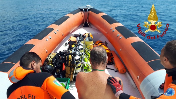 Malore durante una nuotata, intervento in gommone dei vigili del fuoco