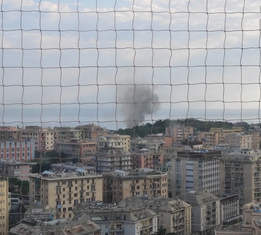 La colonna di fumo dal palazzo di via Dodecaneso