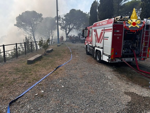 Vasto incendio sul Monte Moro, in azione i Vigili del Fuoco