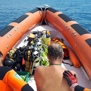 Malore durante una nuotata, intervento in gommone dei vigili del fuoco