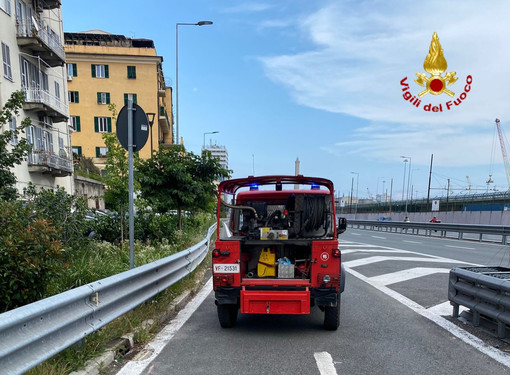 Lungomare Canepa, incendio in uno scantinato. L'intervento dei vigili del fuoco