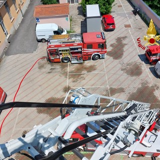 Incendio in una fabbrica di Rossiglione, l'intervento dei vigili del fuoco