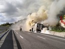 Camion in fiamme sulla A10, traffico bloccato tra Pra' e Arenzano (Foto e Video)