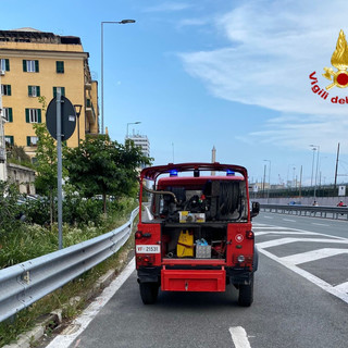 Lungomare Canepa, incendio in uno scantinato. L'intervento dei vigili del fuoco