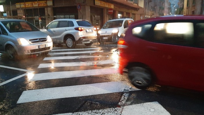 Sestri, chiesto il ‘Nonno Vigile’ all’incrocio pericoloso di via Vado, oltre a più controlli