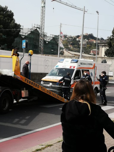 Rivarolo, frontale tra un'auto e un'ambulanza: una donna ferita