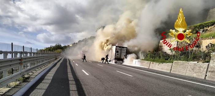 Camion in fiamme sulla A10, traffico bloccato tra Pra' e Arenzano (Foto e Video)