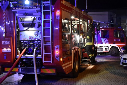 Fiamme nella notte a Bolzaneto: a fuoco sei auto e un camper, è caccia al piromane