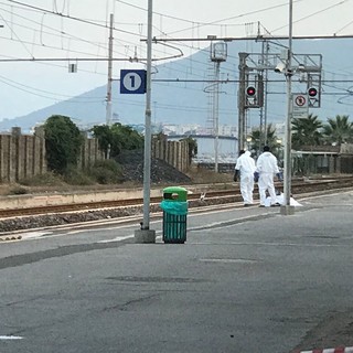 Uomo travolto da treno Thello: passeggeri bloccati per ore sul convoglio