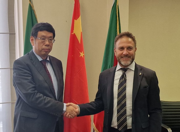 Il vicepresidente della Regione Alessandro Piana incontra il console cinese Wang Wengang