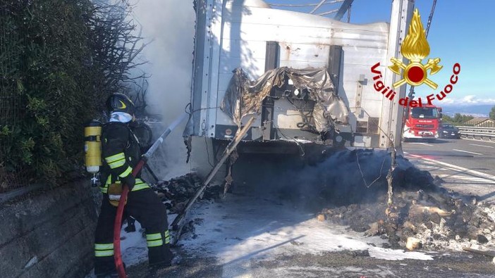 A 10, in fiamme un camion carico di carta igienica: l'autostrada è stata temporaneamente chiusa al transito