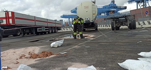 Sversamento di sostanze chimiche, l’intervento dei vigili del fuoco a calata Oli Minerali