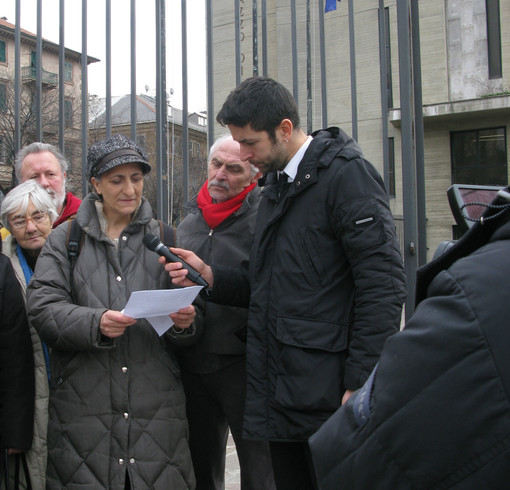 Pablo Trincia de Le Iene intervista una rappresentante dei comitati