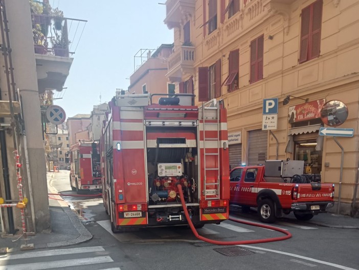 Incendio a Sestri Ponente, fiamme dall'ultimo piano di un palazzo