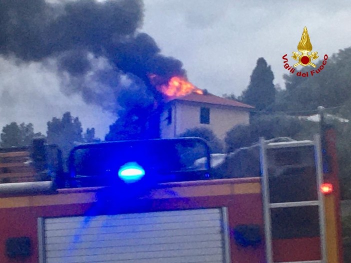 Sori: incendio sul tetto di una palazzina, stabile evacuato