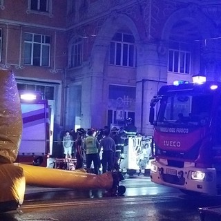 Minaccia il suicidio al ponte Monumentale. Chiusa (e riaperta) via XX Settembre (Foto e video)