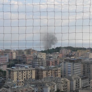 La colonna di fumo dal palazzo di via Dodecaneso