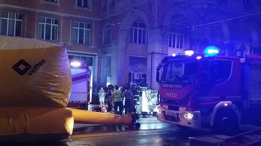 Minaccia il suicidio al ponte Monumentale. Chiusa (e riaperta) via XX Settembre (Foto e video)