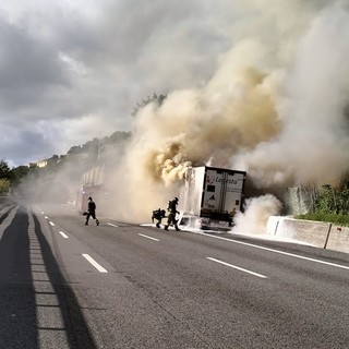 Camion in fiamme sulla A10, traffico bloccato tra Pra' e Arenzano (Foto e Video)