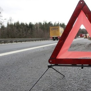 Tragico incidente in A12, morto un uomo dopo un violento scontro tra due furgoni