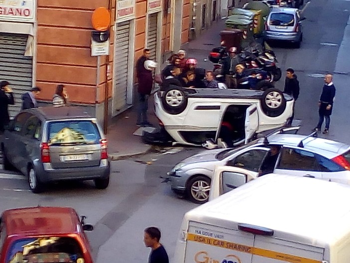 Incidente spettacolare a Pegli: un bambino al Gaslini, 5 feriti