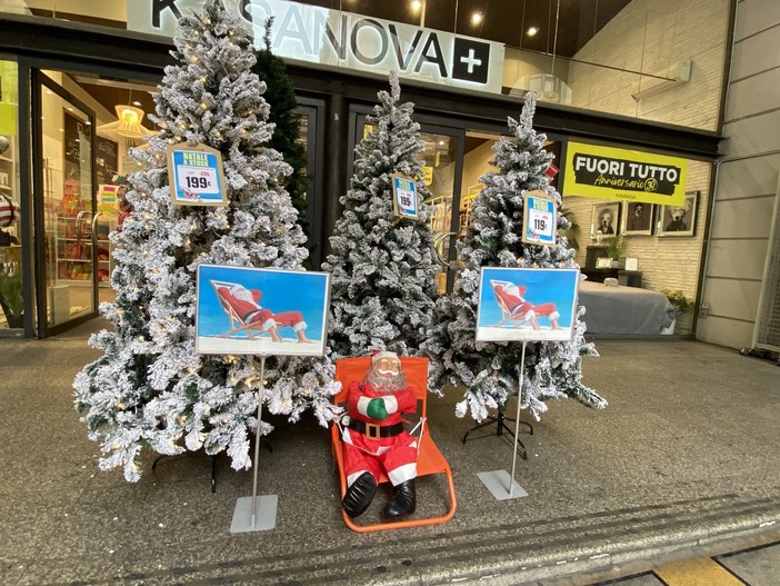 Natale a settembre: in un negozio di via XX spuntano alberi innevati e luci colorate