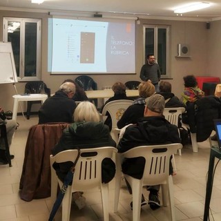 Incontro fra generazioni al Cep, successo per i laboratori smartphone per gli over 70 e di fumetto per adolescenti